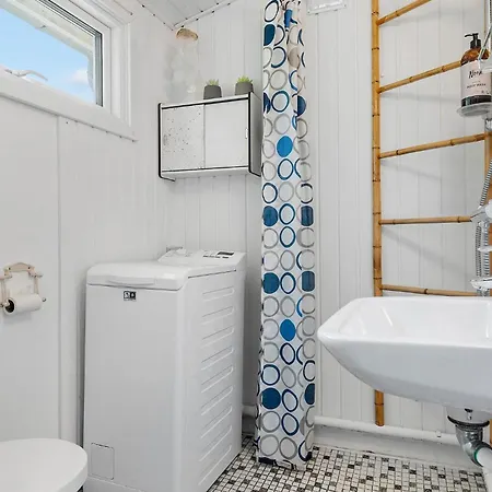 2 Bedroom Cozy In Holiday home