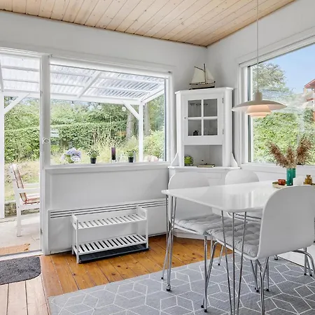 2 Bedroom Cozy In Holiday home